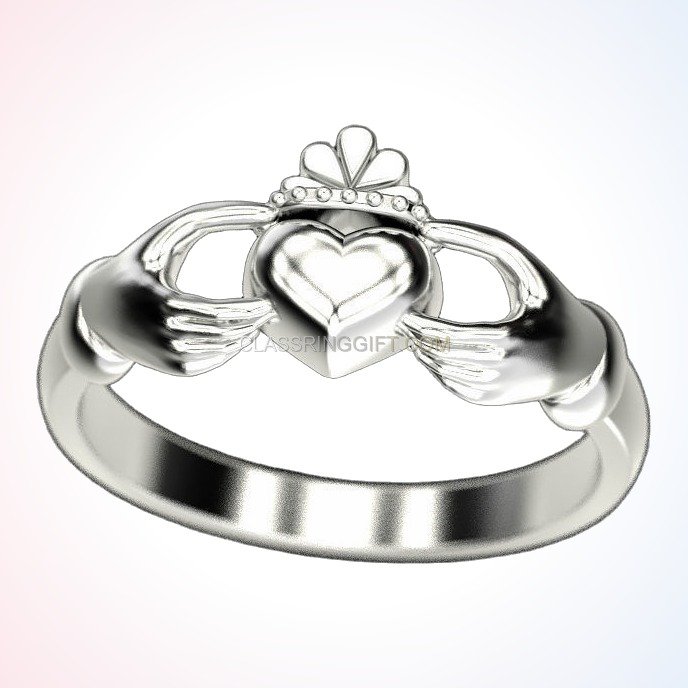 Sterling silver Claddagh ring, three-quarter angled perspective